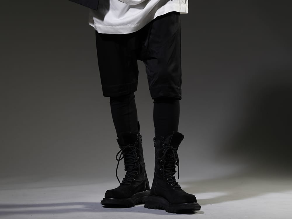 ユリウス / ヌード:マサヒコマルヤマ 2023SS 見出し3 - 817PAM11(キュプラ/コットン/リネン サテン サルエルショーツ) NU-1678(スリム ステッチ レギンス) 807FWM1(カウベロア レースアップ コンバットブーツ) - 3-001