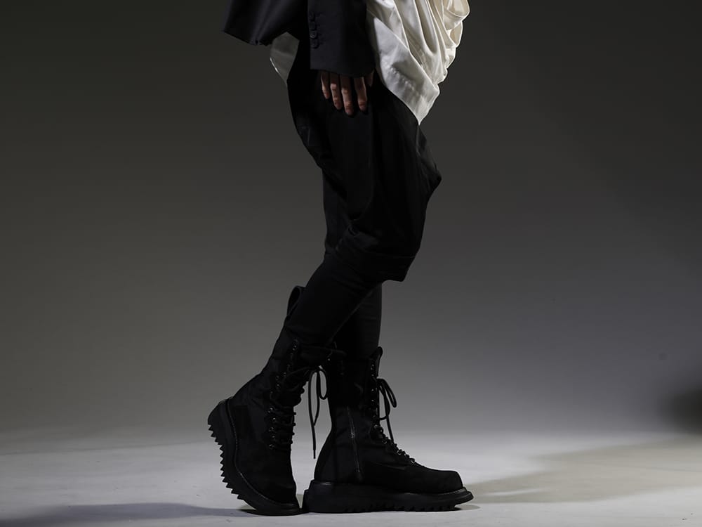 ユリウス / ヌード:マサヒコマルヤマ 2023SS 見出し3 - 817PAM11(キュプラ/コットン/リネン サテン サルエルショーツ) NU-1678(スリム ステッチ レギンス) 807FWM1(カウベロア レースアップ コンバットブーツ) - 3-002