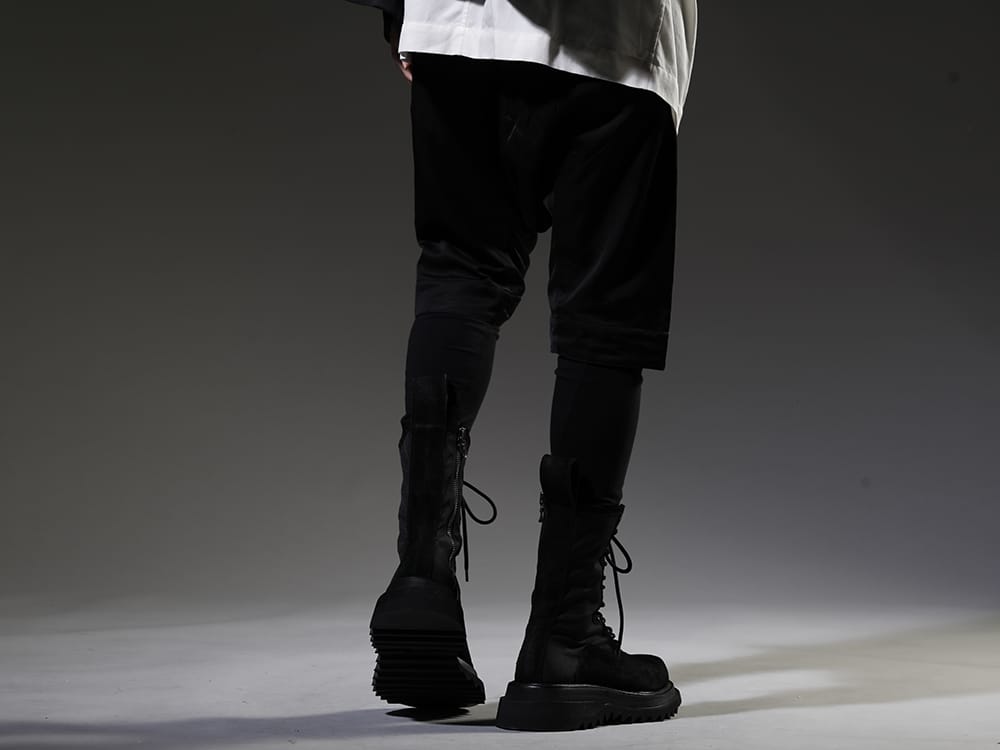 ユリウス / ヌード:マサヒコマルヤマ 2023SS 見出し3 - 817PAM11(キュプラ/コットン/リネン サテン サルエルショーツ) NU-1678(スリム ステッチ レギンス) 807FWM1(カウベロア レースアップ コンバットブーツ) - 3-003