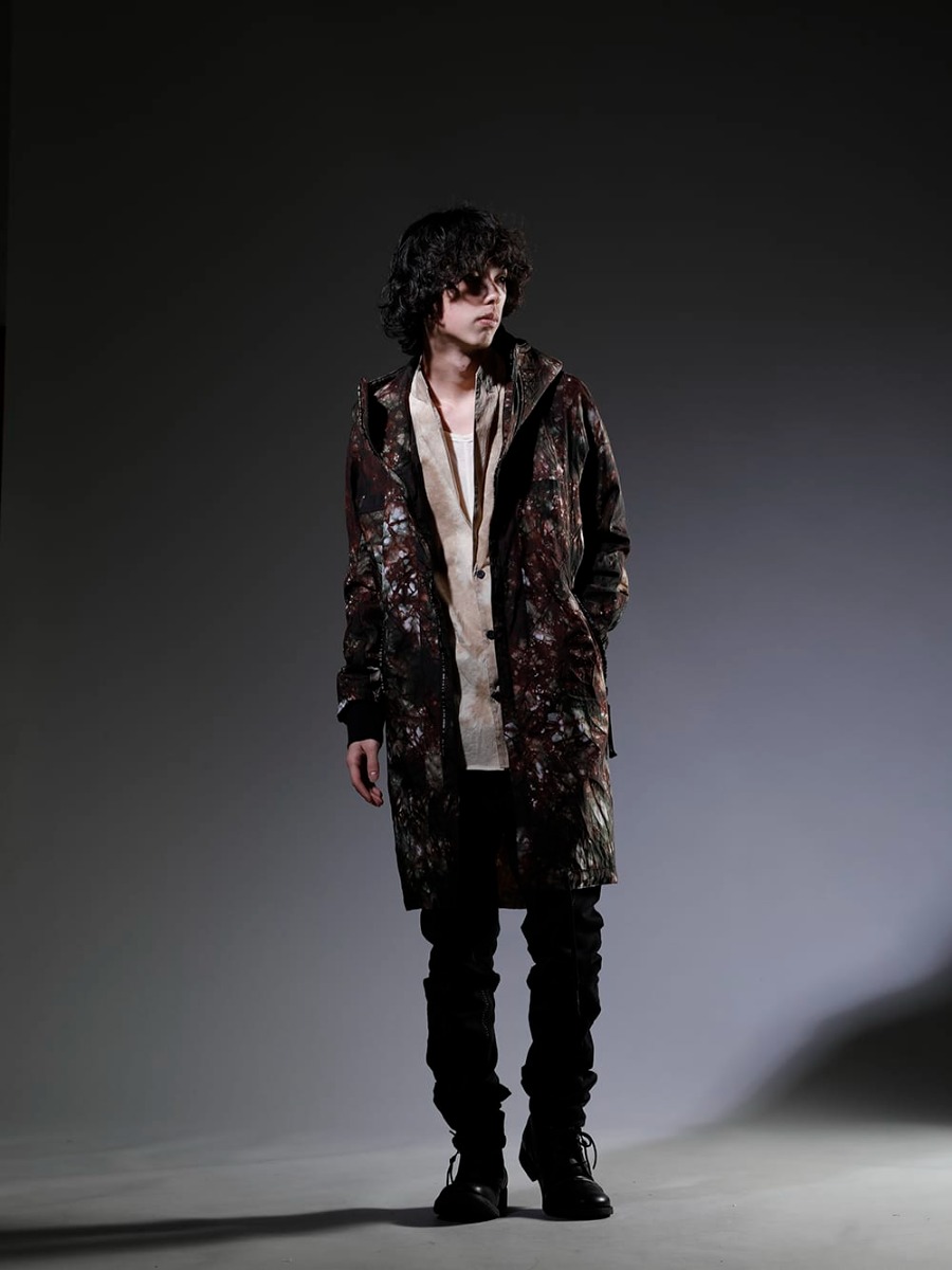 D.HYGEN / Julius 2023SS Styling - One-piece sleeves cut from the body. - A Basket-Dyeing coat with a deep look - ST106-0123S-Moss-Black(Uneven Dyed Nylon Oxford Coat Moss Black) ST102-0523S-Stream Sand(Mura-Dyed Cotton Lawn Tailored Shirt-Jacket Stream Sand) 817CUM8-raw(Cotton High Twist Rib Tank top Raw) ST107-0123S-Black(Hyper Stretch Cotton Denim Overlock Twist Curve Slim Trousers Black) ST109-0222S-Black(Horse Leathe Derbyy Shoes Black) - 1-001