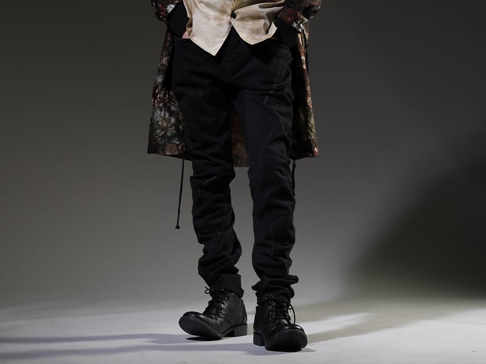 D.HYGEN 2023SS Denim pants made of high power stretch cotton accentuated by overlock stitching. - ST107-0123S-Black(Hyper Stretch Cotton Denim Overlock Twist Curve Slim Trousers Black) ST109-0222S-Black(Horse Leathe Derbyy Shoes Black) - 3-001