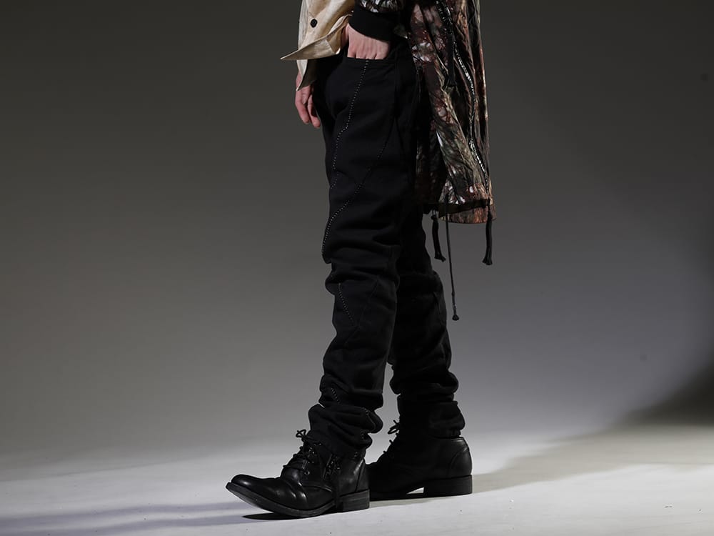 D.HYGEN 2023SS Denim pants made of high power stretch cotton accentuated by overlock stitching. - ST107-0123S-Black(Hyper Stretch Cotton Denim Overlock Twist Curve Slim Trousers Black) ST109-0222S-Black(Horse Leathe Derbyy Shoes Black) - 3-002