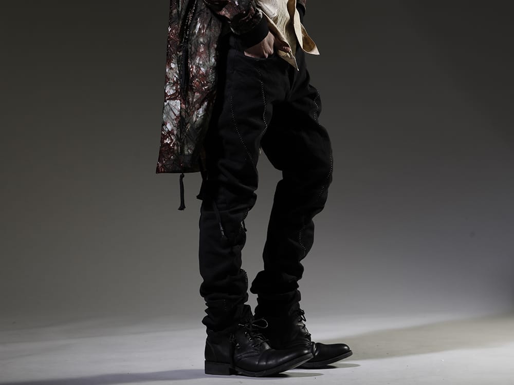 D.HYGEN 2023SS Denim pants made of high power stretch cotton accentuated by overlock stitching. - ST107-0123S-Black(Hyper Stretch Cotton Denim Overlock Twist Curve Slim Trousers Black) ST109-0222S-Black(Horse Leathe Derbyy Shoes Black) - 3-003