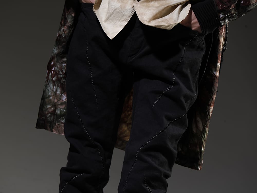 D.HYGEN 2023SS Denim pants made of high power stretch cotton accentuated by overlock stitching. - ST107-0123S-Black(Hyper Stretch Cotton Denim Overlock Twist Curve Slim Trousers Black) - 3-005