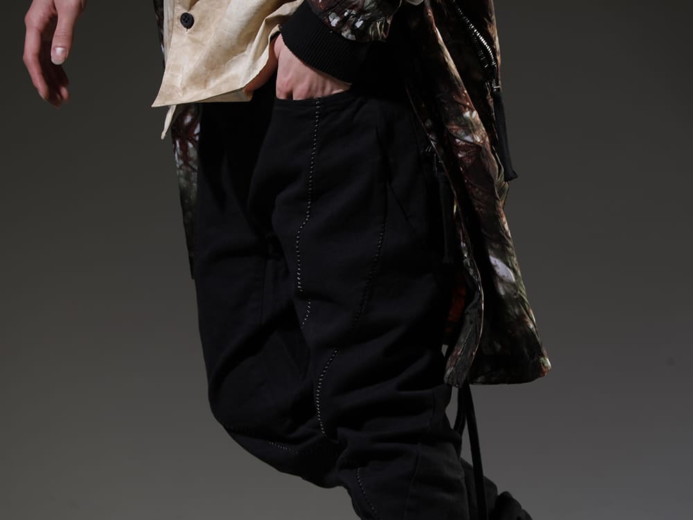 D.HYGEN 2023SS Denim pants made of high power stretch cotton accentuated by overlock stitching. - ST107-0123S-Black(Hyper Stretch Cotton Denim Overlock Twist Curve Slim Trousers Black) - 3-006