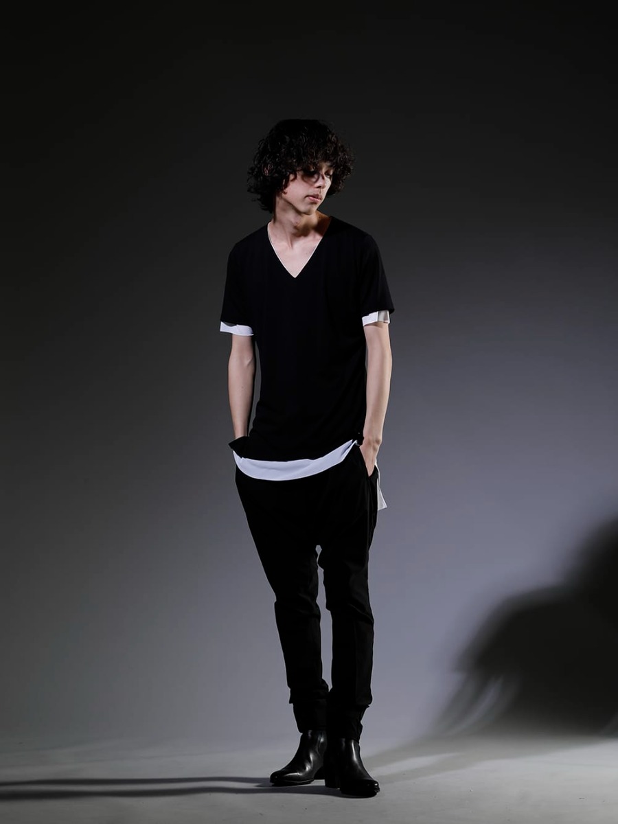 キリュウキリュウ / ザ ワンネス / ガラアーベント 2023SS スタイリング 様々なミュージシャンの愛用者がいるkiryuyrikのレイヤードVネックカットソー。 - Mr.Children (ミスターチルドレン) 桜井さんが愛用のVネックカットソー - KP-HT33-056-Black-White(Vネック レイヤード Tシャツ ブラック&ホワイト) OB-OHP07-901(リサイクルPE ダーツ サルエルパンツ) 87900912-Classic(GLENSON KIP BOOTS) - 1-004