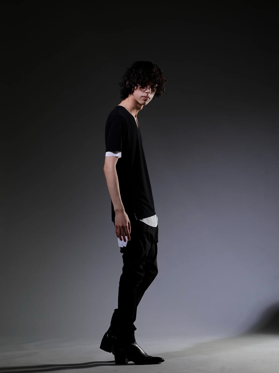 キリュウキリュウ / ザ ワンネス / ガラアーベント 2023SS - Mr.Children (ミスターチルドレン) 桜井さんが愛用のVネックカットソー - KP-HT33-056-Black-White(Vネック レイヤード Tシャツ ブラック&ホワイト) OB-OHP07-901(リサイクルPE ダーツ サルエルパンツ) 87900912-Classic(GLENSON KIP BOOTS) - 1-005