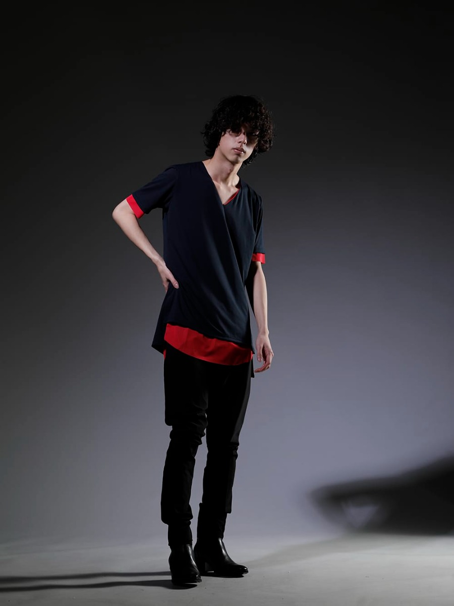 キリュウキリュウ / ザ ワンネス / ガラアーベント 2023SS スタイリング 様々なミュージシャンの愛用者がいるkiryuyrikのレイヤードVネックカットソー。 - Mr.Children (ミスターチルドレン) 桜井さんが愛用のVネックカットソー - KP-HT33-056-Navy-Pink(Vネック レイヤード Tシャツ ネイビー&ピンク) OB-OHP07-901(リサイクルPE ダーツ サルエルパンツ) 87900912-Classic(GLENSON KIP BOOTS) - 1-007