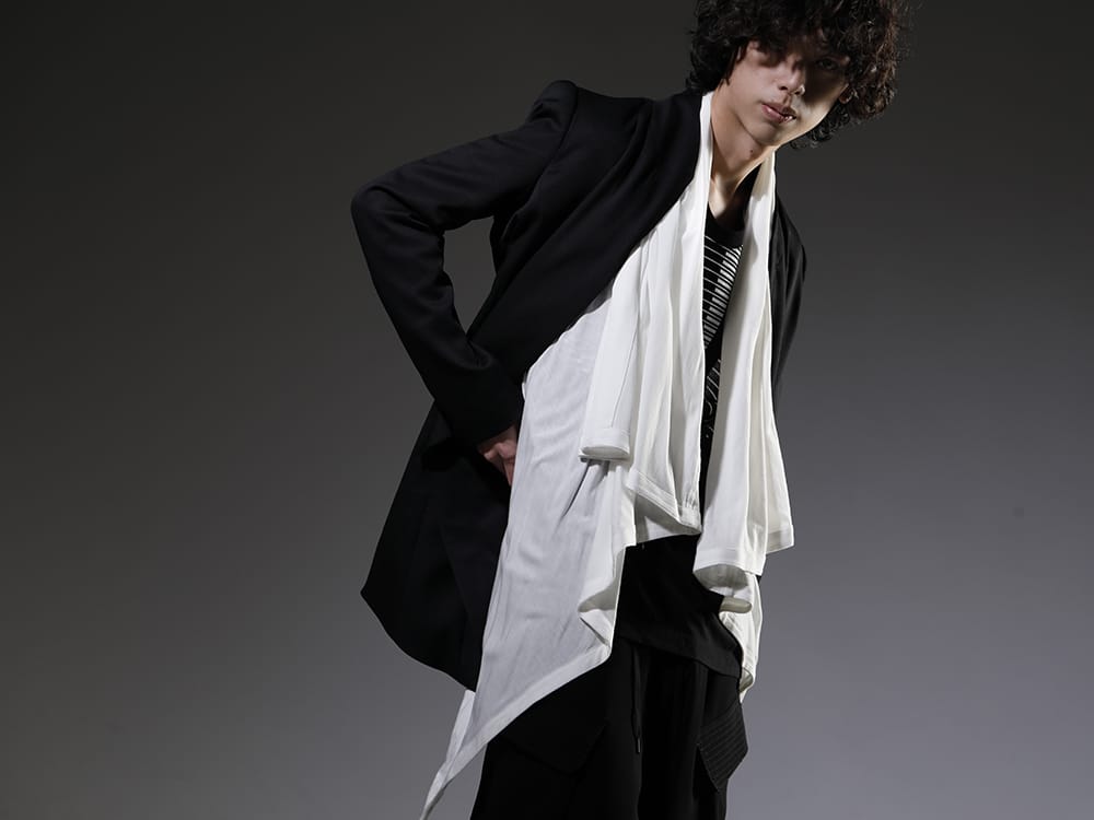 JULIUS 23SS A fabric that is both luxurious and practical  - 758JAM1 The R Limited 10 year anniversary MA_JULIUS Seamed Tailored Jacket - 819CUM3-offwhite Cotton/Cupro Jersey Drape Cardigan Off White - 817CPM2 Cotton/Modal Jersey Print Short Sleeve T-Shirt 2-001