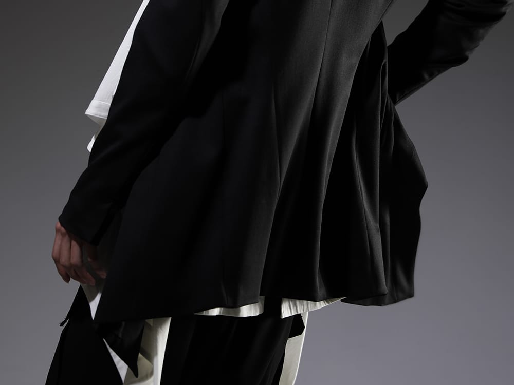 JULIUS 23SS A fabric that is both luxurious and practical  - 758JAM1 The R Limited 10 year anniversary MA_JULIUS Seamed Tailored Jacket - 819CUM3-offwhite Cotton/Cupro Jersey Drape Cardigan Off White - 817CPM2 Cotton/Modal Jersey Print Short Sleeve T-Shirt 2-009