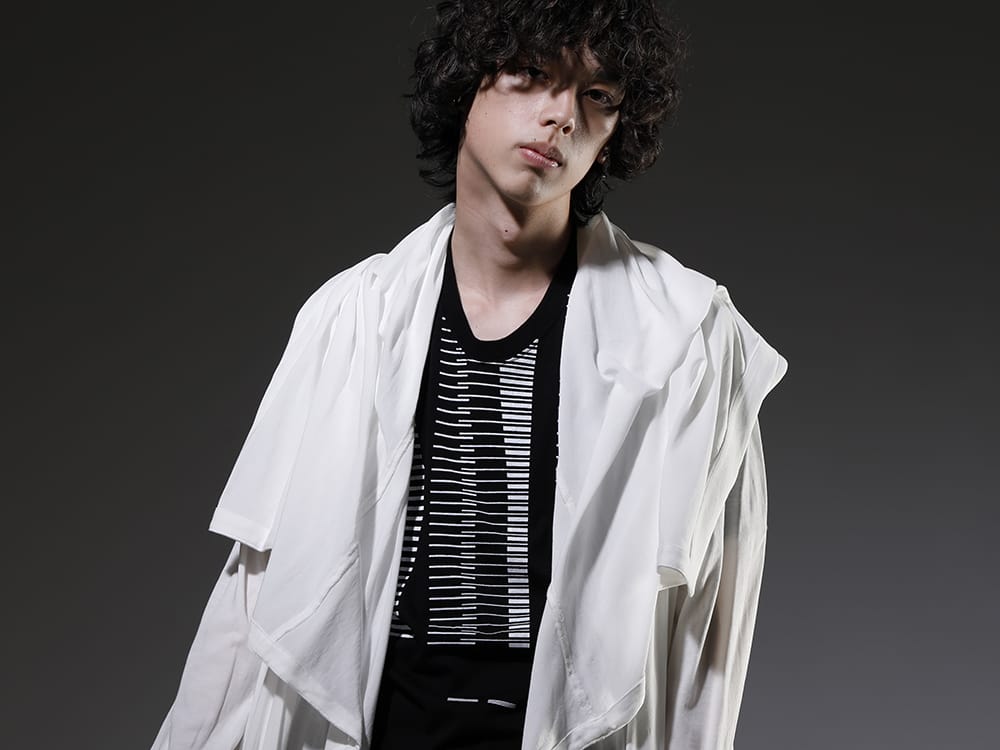 JULIUS 23SS A fabric that is both luxurious and practical  - 819CUM3-offwhite Cotton/Cupro Jersey Drape Cardigan Off White - 817CPM2 Cotton/Modal Jersey Print Short Sleeve T-Shirt 2-009