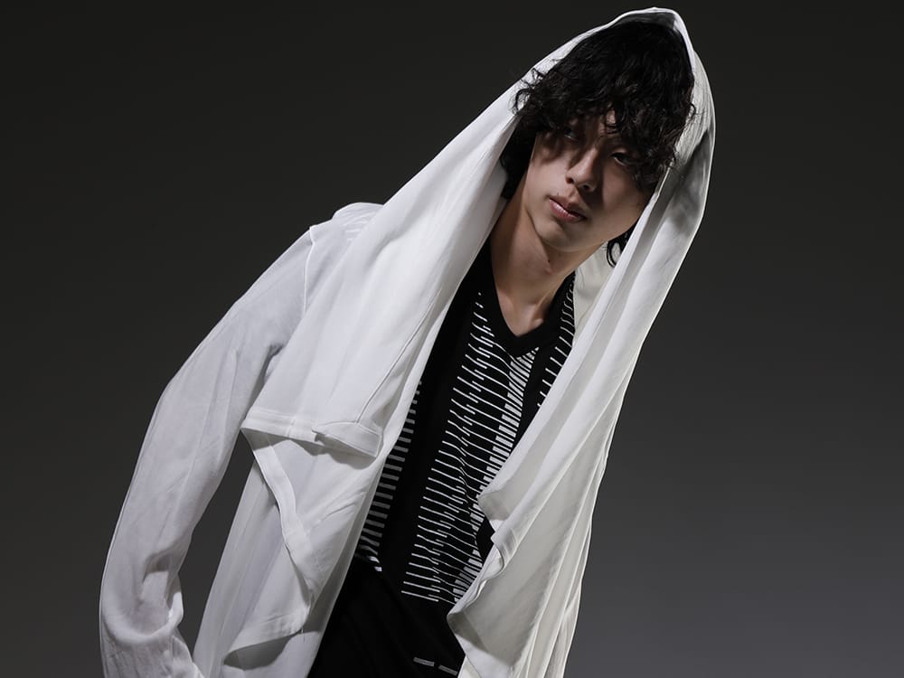 JULIUS 23SS A fabric that is both luxurious and practical  - 819CUM3-offwhite Cotton/Cupro Jersey Drape Cardigan Off White - 817CPM2 Cotton/Modal Jersey Print Short Sleeve T-Shirt 2-009