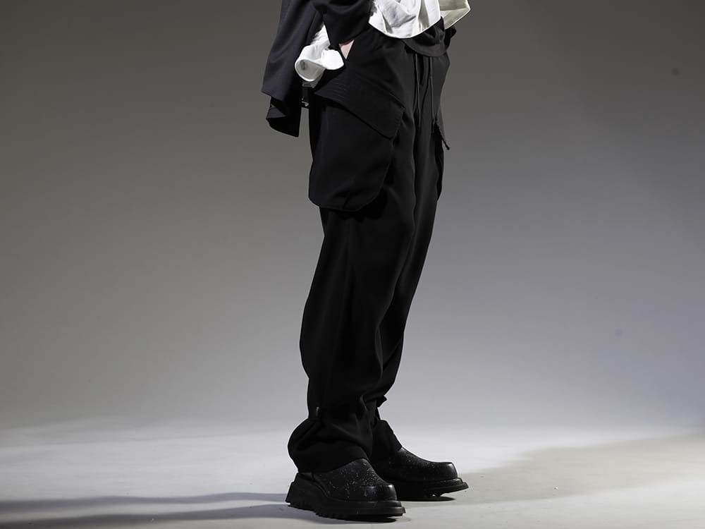 JULIUS 23SS Cargo pants are a staple of men's fashion - PTI-SPCM M-47 Cargo Pants Matte Polyester - 807FWM2-P Cow Skin Painted Side Zip Boots 3-002