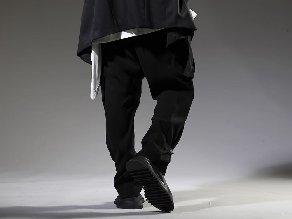 JULIUS 23SS Cargo pants are a staple of men's fashion - PTI-SPCM M-47 Cargo Pants Matte Polyester - 807FWM2-P Cow Skin Painted Side Zip Boots 3-003