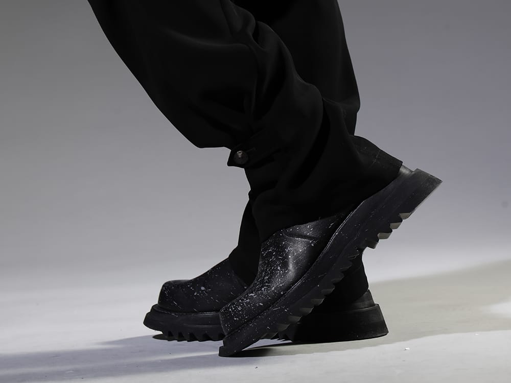 JULIUS 23SS Cargo pants are a staple of men's fashion - PTI-SPCM M-47 Cargo Pants Matte Polyester - 807FWM2-P Cow Skin Painted Side Zip Boots 3-006