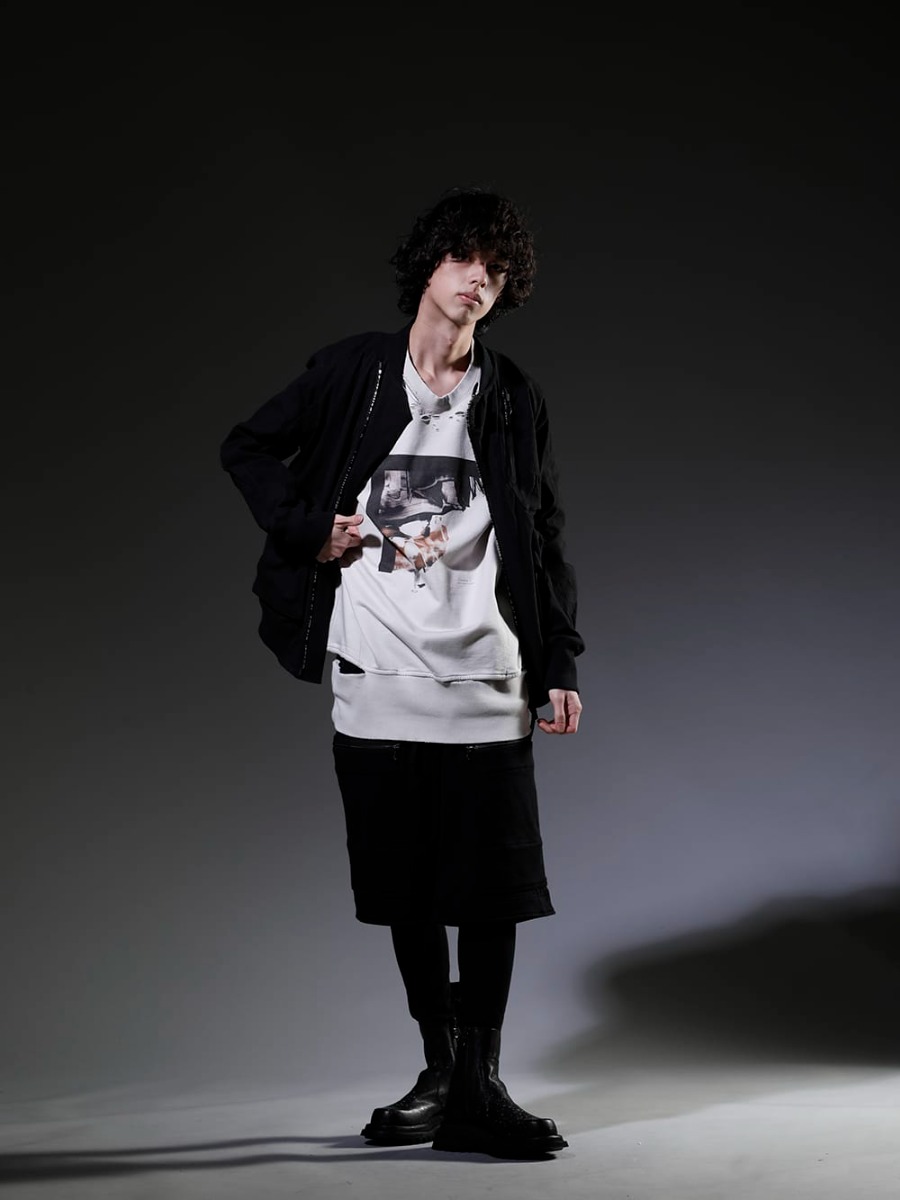 D.HYGEN / JULIUS / nude:masahiko maruyama2023SS D.HYGEN & JULIUS 2023 SS Spring Bomber Jacket Styling - Military design jacket with distinctive curved front zipper - ST104-0223S(Dimple Washer Cotton Stretch Ripstop Bomber Jacket Black) 807CUM4-Plaster(Cotton Sweat Damaged Pullover Plaster) 819PAM9-black(Cotton Sweat Cargo Shorts Black) NU-1678(Slim Strech Leggings) 807FWM2-P(Cow Skin Painted Side Zip Boots) - 1-001