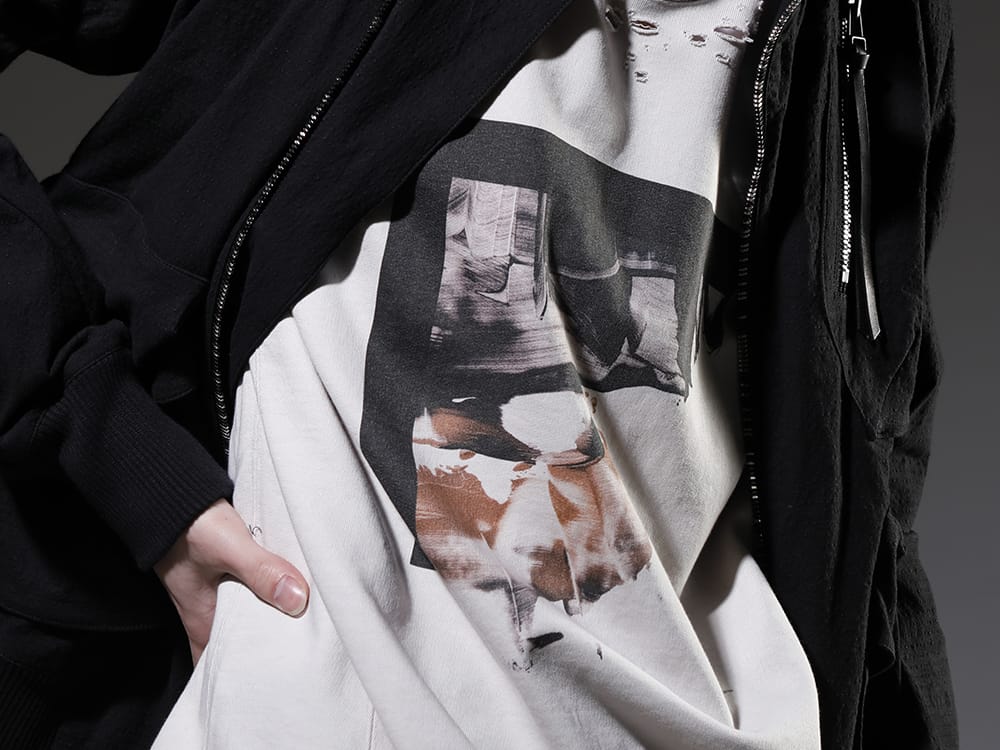 JULIUS 2023SS Select a crew neck sweatshirt with a seasonal graphic as an inner. - 807CUM4-Plaster(Cotton Sweat Damaged Pullover Plaster) - 2-008