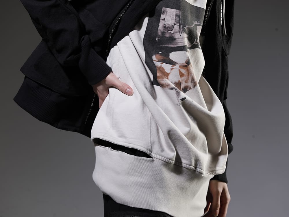 JULIUS 2023SS Select a crew neck sweatshirt with a seasonal graphic as an inner. - 807CUM4-Plaster(Cotton Sweat Damaged Pullover Plaster) - 2-009