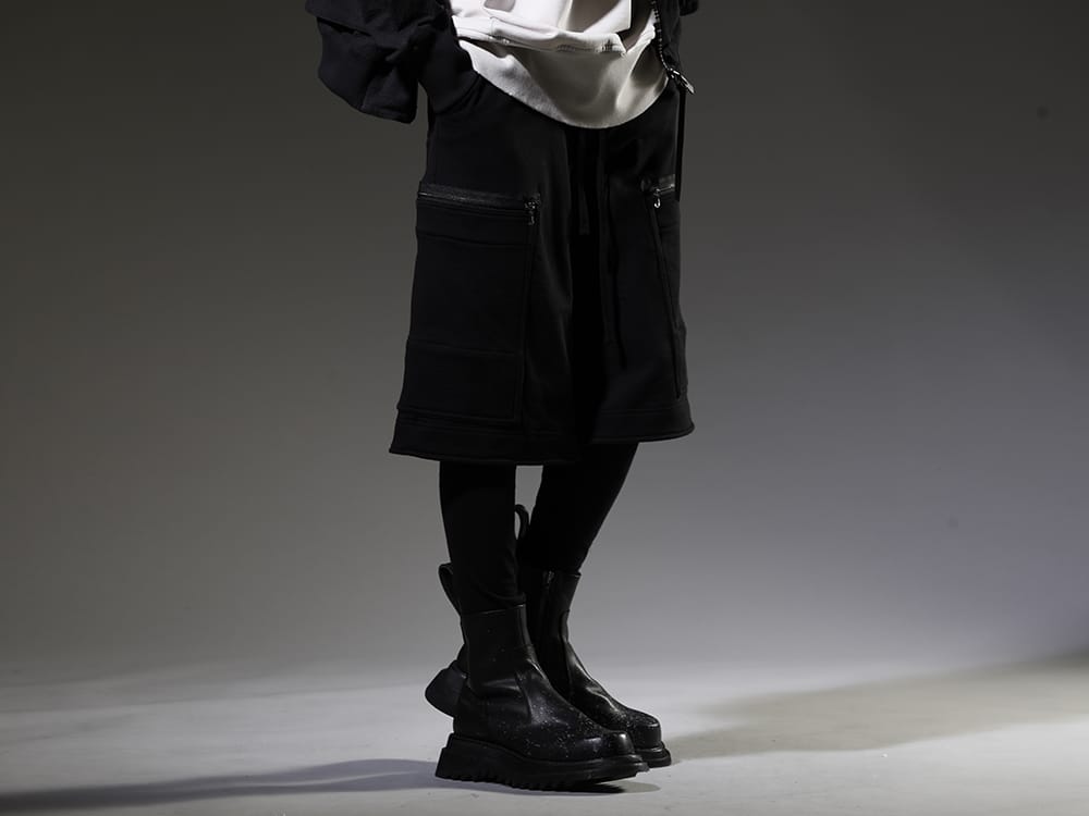 JULIUS / nude:masahiko maruyama2023SS Short pants layered style with leggings - 819PAM9-black(Cotton Sweat Cargo Shorts Black) NU-1678(Slim Strech Leggings) 807FWM2-P(Cow Skin Painted Side Zip Boots) - 3-002