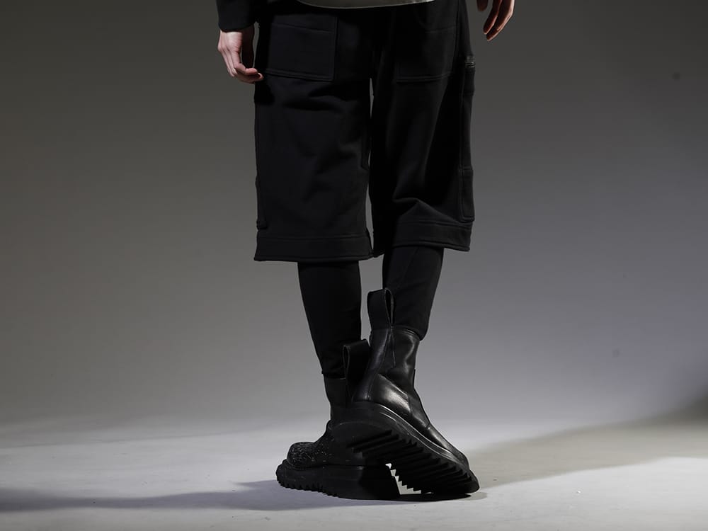 JULIUS / nude:masahiko maruyama2023SS Short pants layered style with leggings - 819PAM9-black(Cotton Sweat Cargo Shorts Black) NU-1678(Slim Strech Leggings) 807FWM2-P(Cow Skin Painted Side Zip Boots) - 3-003
