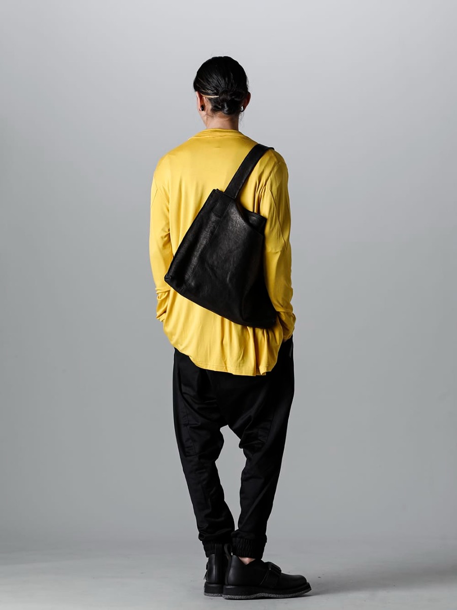 RIPVANWINKLE 2023SS Styling A stylish mustard-colored cardigan with a leather bag in a jersey pants style. - RW-502-Mustard - Solid Jersey Carde Mustard - RW-510 - Line Tornado Pans Black - 183ABG14 - Leather shoulder bag 'simple' 2 1-003