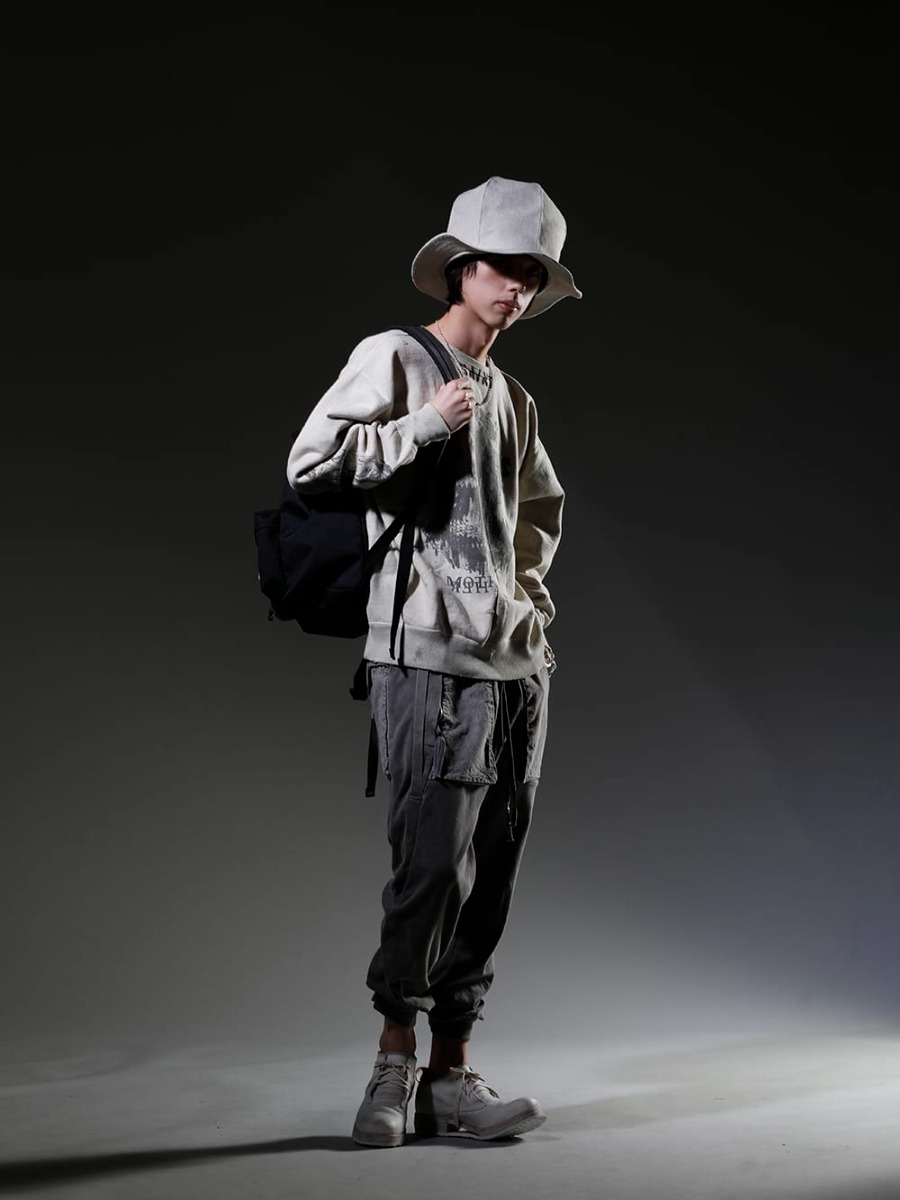 セントマイケル / ヌード:マサヒコマルヤマ / ボリス ビジャン サベリ / タカヒロミヤシタ ザソロイスト 2023SS スタイリング - 画像の詳細(スタイリング全体の詳細) - 見出し1 - SM-S23-0000-095(KAWAMURA KOSUKE(河村康輔) × セントマイケル MOTHER スウェットシャツ) SM-S23-0000-076(バックパック バッグ (M) ブラック) NU-1675-Ecru(オーバーサイズ ハット エクリュ) sa.0037SS23-Silver(ボーンシェイプド カラビナ ブレスレット/L/シルバー) sa.0038SS23-Silver(ボールチェーンネックレス-S-レギュラー シルバー) sa.0036SS23-Silver(ボーンシェイプド カラビナ ブレスレット/S/シルバー) P18.1-F0409C(P18.1 F0409C) SHOE-1.1-WHITE-LEATHER(SHOE 1.1 ホワイトレザー) - 1-001