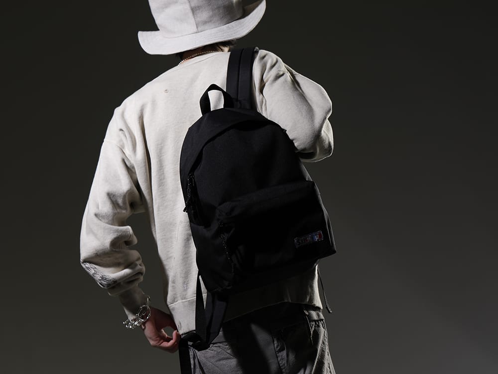 セントマイケル / ヌード:マサヒコマルヤマ 2023SS 見出し2 - SM-S23-0000-095(KAWAMURA KOSUKE(河村康輔) × セントマイケル MOTHER スウェットシャツ) SM-S23-0000-076(バックパック バッグ (M) ブラック) NU-1675-Ecru(オーバーサイズ ハット エクリュ) - 2-003