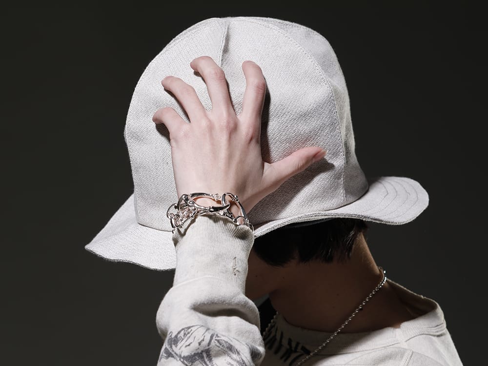 ヌード:マサヒコマルヤマ / タカヒロミヤシタ ザソロイスト 2023SS 見出し2 - NU-1675-Ecru(オーバーサイズ ハット エクリュ) sa.0037SS23-Silver(ボーンシェイプド カラビナ ブレスレット/L/シルバー) sa.0036SS23-Silver(ボーンシェイプド カラビナ ブレスレット/S/シルバー) - 2-007