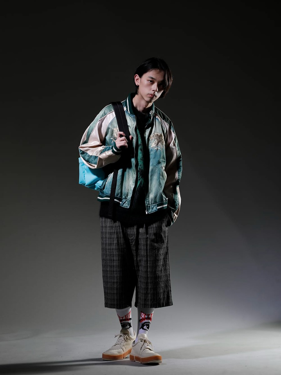 メゾン ミハラヤスヒロ / セントマイケル / グイディ 2023SS スタイリング - ルードな雰囲気とクラシカルな雰囲気をミックスした、個性的なスプリングスタイル - ルード感あるアイテムにクラシカルな柄を加え、個性的な着こなしに - J10BL051-Green(クラシックフェードスカジャン Green) SM-A22-0000-072(ボーン X レイズド × セントマイケル CLOWN ニット ブラック) SM-S23-0000-079(バックパック バッグ (M) ブルー) A10PT034(ラップ-ウエスト カスリ チェック ショーツ) SM-S23-0000-100(EYE ソックス ホワイト) GJ02-CO00T(レースアップブーツ - ホースフルグレインレザー - GJ02 CO00T) - 1-001