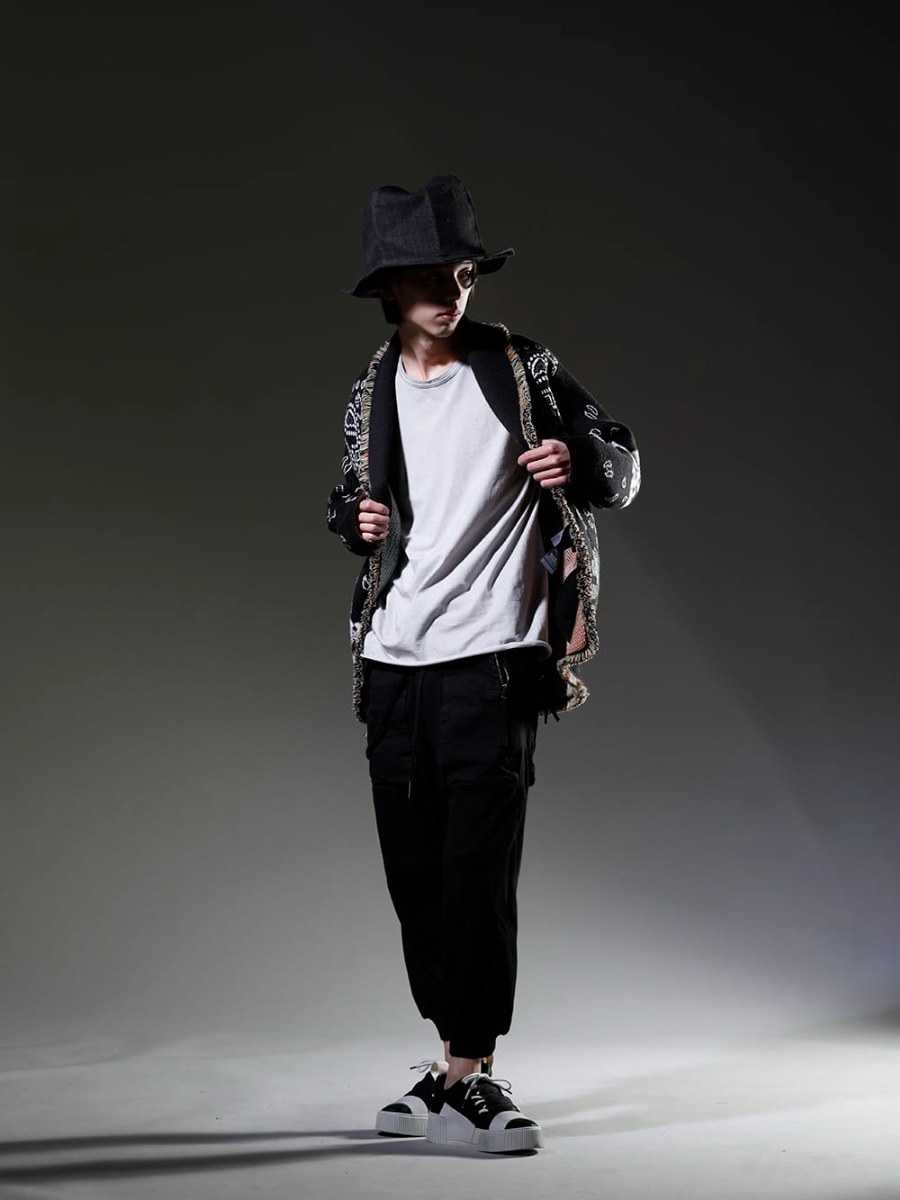 アラヌイ / 69 by アイザックセラム / ヌード:マサヒコマルヤマ / ボリス ビジャン サベリ 2023SS スタイリング - ポップで目を惹く、ルーニー・テューンズのコラボレーションカーディガンをメインに組み上げ、ハットでクラシカルさを加えたブラックスタイル - カジュアルなブラックスタイルにハットでクラシカルさをポイントに - LMHS23-047(ルーニー・テューンズ × アラヌイ バッグス・バニー バンダナカーディガン) INTERSECTION-LT-Cold-Dye-Alu(インターセクション LT コールドダイ アル ジャージー) NU-1675-Black(オーバーサイズ ハット ブラック) 124-P18.1(P18.1 F0409C) BAMBA2.1-LEATHER-WHITE-SOLE(バンバ2.1 レザー / ホワイトソール) - 1-001