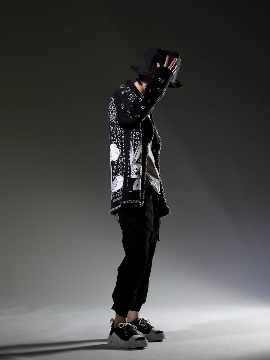 アラヌイ / 69 by アイザックセラム / ヌード:マサヒコマルヤマ / ボリス ビジャン サベリ 2023SS - カジュアルなブラックスタイルにハットでクラシカルさをポイントに - LMHS23-047(ルーニー・テューンズ × アラヌイ バッグス・バニー バンダナカーディガン) INTERSECTION-LT-Cold-Dye-Alu(インターセクション LT コールドダイ アル ジャージー) NU-1675-Black(オーバーサイズ ハット ブラック) 124-P18.1(P18.1 F0409C) BAMBA2.1-LEATHER-WHITE-SOLE(バンバ2.1 レザー / ホワイトソール) - 1-003