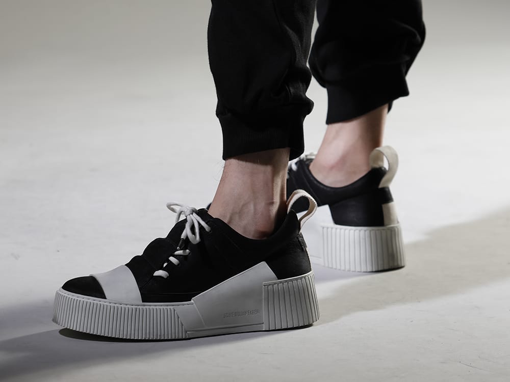 ボリス ビジャン サベリ 2023SS ブラックカラーですっきりとしたシルエットにまとめた下半身 - BAMBA2.1-LEATHER-WHITE-SOLE(バンバ2.1 レザー / ホワイトソール) - 3-006