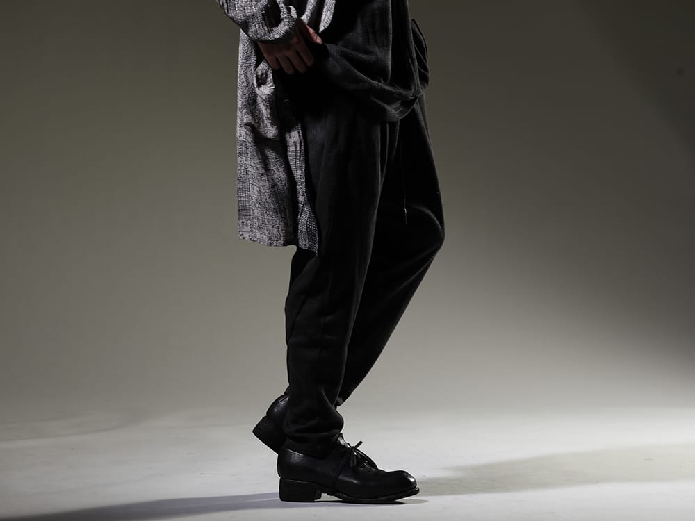 nude:masahiko maruyama / Guidi 2023SS The drop-crotch pants are developed in the standard silhouette of nude:masahiko maruyama. - NU-1689(Drop Crotch Tuck Pants) PL10L-BLKT(Orthopaedic Derby Shoes Horse Full Grain Leather - PL10L) - 3-002