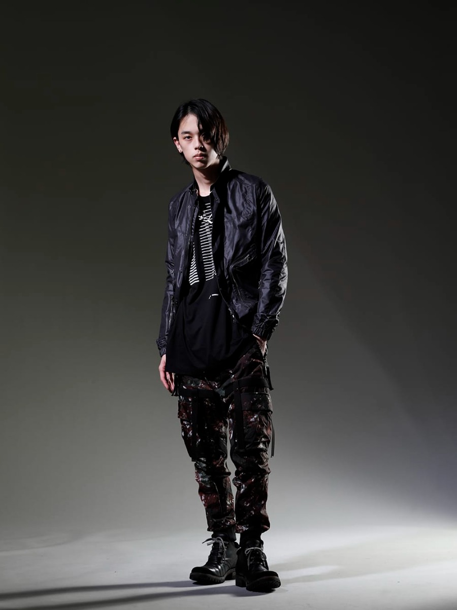 JULIUS / D .HYGEN 2023SS - The contrast between the printed fabric and the black color is beautiful - An avant-garde vibe that can only be created with chemical fibers - 797BLM7(Cargo Blouson Polyester Cotton Cloth) 817CPM2(Cotton/Modal Jersey Print Short Sleeve T-Shirt) 817ACU15-silver(Chain Necklace Silver) ST107-0523S-Moss-Black(Mud-Dyed Nylon Ox-Detachable Cargo Pocket Jog Trousers Moss Black) ST109-0122A-Black(Horse Leather Lace Up Sneaker Boots Black) - 1-001