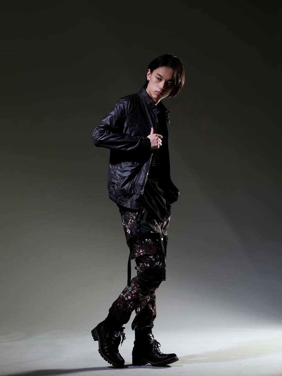 JULIUS / D .HYGEN 2023SS - An avant-garde vibe that can only be created with chemical fibers - 797BLM7(Cargo Blouson Polyester Cotton Cloth) 817CPM2(Cotton/Modal Jersey Print Short Sleeve T-Shirt) 817ACU15-silver(Chain Necklace Silver) ST107-0523S-Moss-Black(Mud-Dyed Nylon Ox-Detachable Cargo Pocket Jog Trousers Moss Black) ST109-0122A-Black(Horse Leather Lace Up Sneaker Boots Black) - 1-002