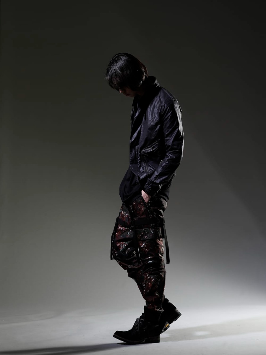 JULIUS / D .HYGEN 2023SS - An avant-garde vibe that can only be created with chemical fibers - 797BLM7(Cargo Blouson Polyester Cotton Cloth) 817CPM2(Cotton/Modal Jersey Print Short Sleeve T-Shirt) 817ACU15-silver(Chain Necklace Silver) ST107-0523S-Moss-Black(Mud-Dyed Nylon Ox-Detachable Cargo Pocket Jog Trousers Moss Black) ST109-0122A-Black(Horse Leather Lace Up Sneaker Boots Black) - 1-003