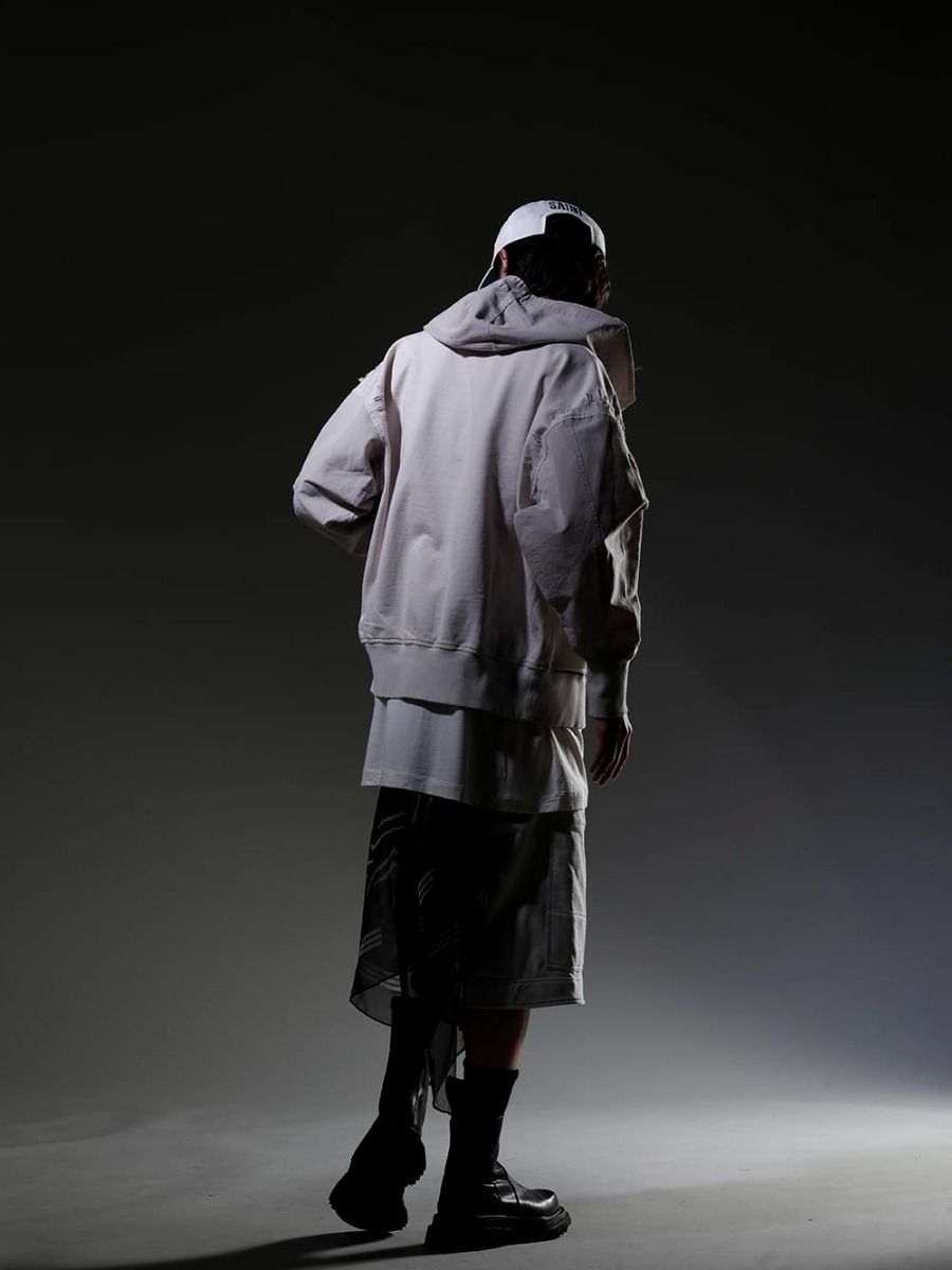 JULIUS / SAINT MICHAEL 2023SS - A street mode style with mainly white colors. - 807CUM3-Plaster(Cotton Sweat Damaged Combo Hoodie Plaster) 817CPM3-Raw(Cotton/Modal Jersey Front Print Short Sleeve T-Shirt Raw) SM-S23-0000-072(PMS Cap) 819PAM9-plaster(Cotton Sweat Cargo Shorts Plaster) 817STU1-black(Printed Silk Stole Black) 807FWM2-P(Cow Skin Painted Side Zip Boots) - 1-004