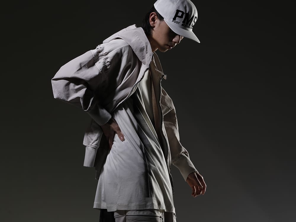 JULIUS / SAINT MICHAEL 2023SS - JULIUS hoodie with distinctive damaged finish. - 807CUM3-Plaster(Cotton Sweat Damaged Combo Hoodie Plaster) 817CPM3-Raw(Cotton/Modal Jersey Front Print Short Sleeve T-Shirt Raw) SM-S23-0000-072(PMS Cap) - 2-003