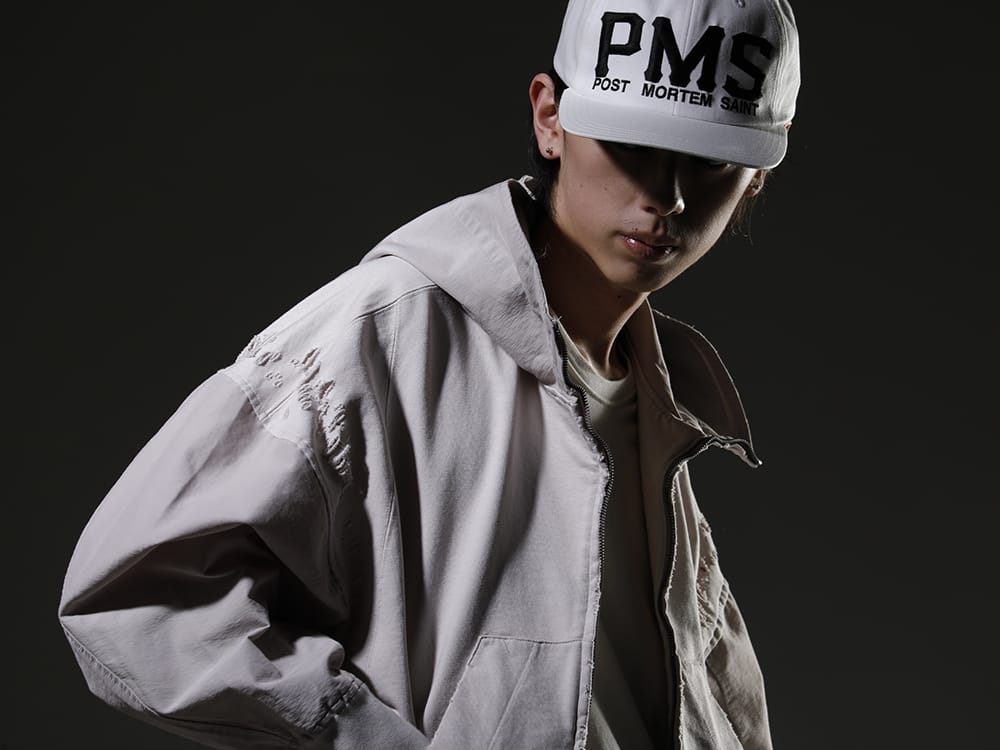 JULIUS / SAINT MICHAEL 2023SS - JULIUS hoodie with distinctive damaged finish. - 807CUM3-Plaster(Cotton Sweat Damaged Combo Hoodie Plaster) 817CPM3-Raw(Cotton/Modal Jersey Front Print Short Sleeve T-Shirt Raw) SM-S23-0000-072(PMS Cap) - 2-006