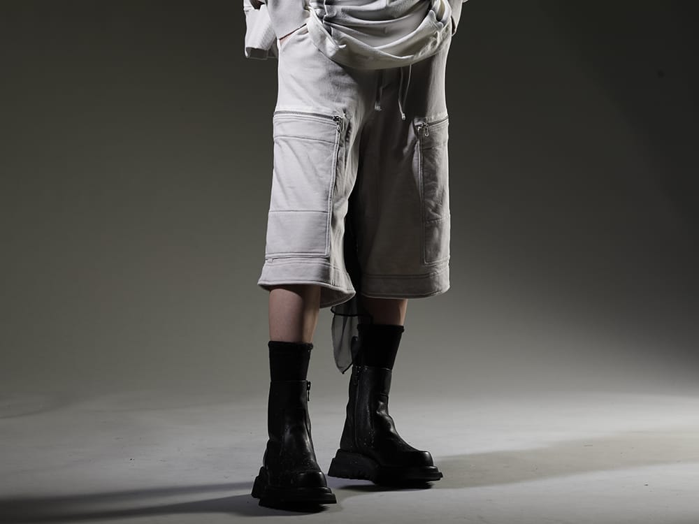 JULIUS 2023SS JULIUS shorts for all seasons. - 819PAM9-plaster(Cotton Sweat Cargo Shorts Plaster) 817STU1-black(Printed Silk Stole Black) 807FWM2-P(Cow Skin Painted Side Zip Boots) - 3-001