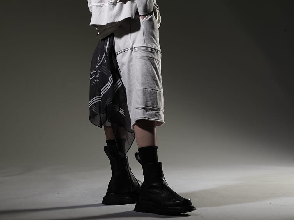 JULIUS 2023SS JULIUS shorts for all seasons. - 819PAM9-plaster(Cotton Sweat Cargo Shorts Plaster) 817STU1-black(Printed Silk Stole Black) 807FWM2-P(Cow Skin Painted Side Zip Boots) - 3-002