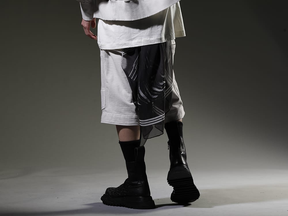 JULIUS 2023SS JULIUS shorts for all seasons. - 819PAM9-plaster(Cotton Sweat Cargo Shorts Plaster) 817STU1-black(Printed Silk Stole Black) 807FWM2-P(Cow Skin Painted Side Zip Boots) - 3-003