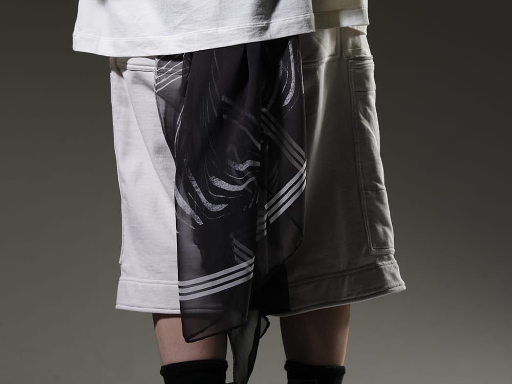 JULIUS 2023SS JULIUS shorts for all seasons. - 819PAM9-plaster(Cotton Sweat Cargo Shorts Plaster) 817STU1-black(Printed Silk Stole Black) - 3-005