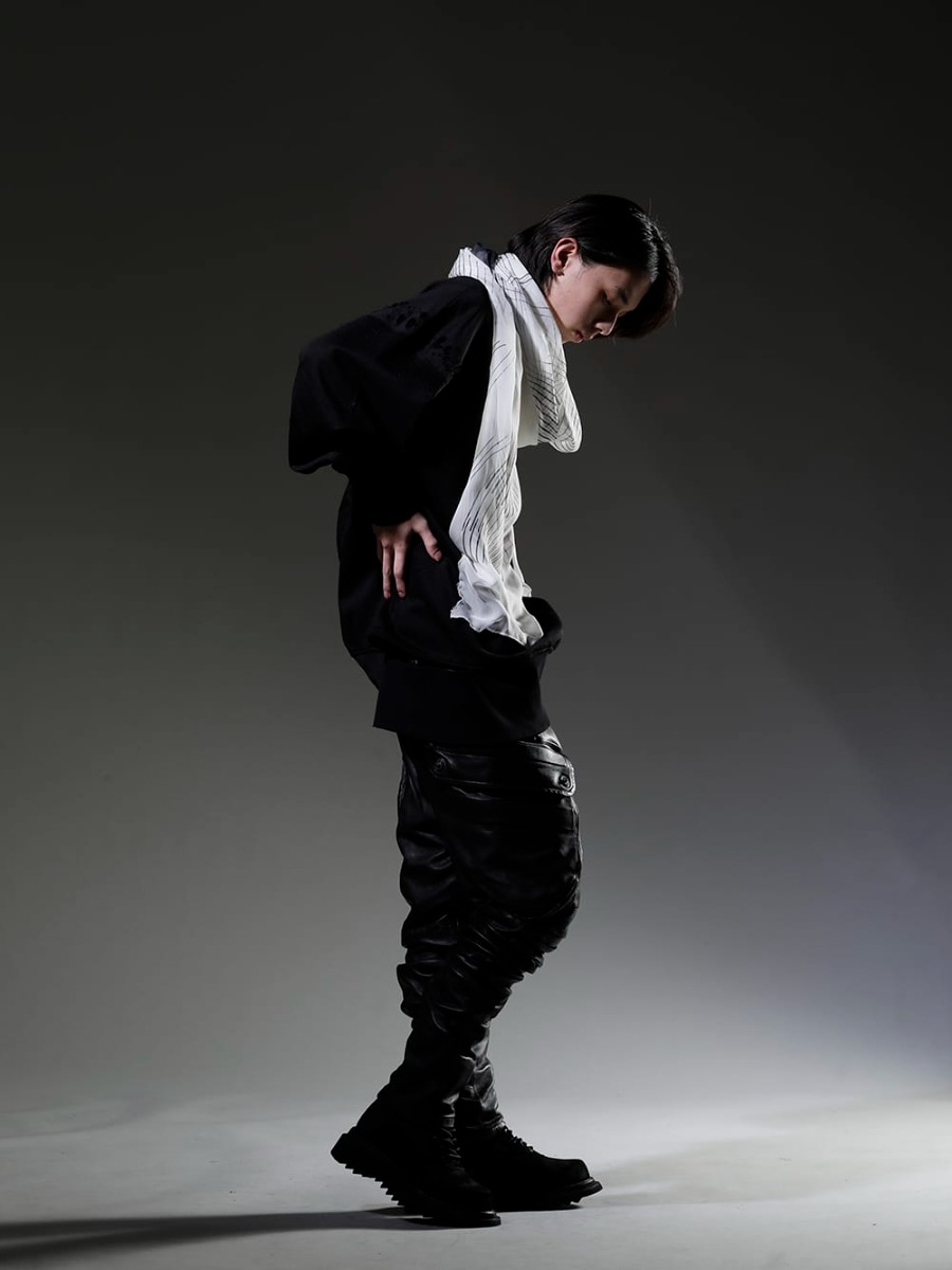 Julius 2023SS - Styling with large sized scarves with the season's theme graphics - 807CUM4-Black(Cotton Sweat Damaged Pullover Plaster) 817STU1-offwhite(Printed Silk Stole Off White) 819PAM4(Lamb Leather Gas Mask Skinny Pants) 807FWM1(Cow Velor Lace Up Combat Boots) - 1-002
