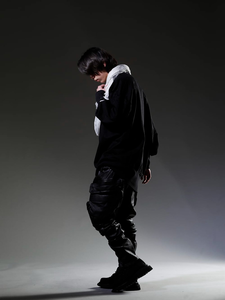 Julius 2023SS - Styling with large sized scarves with the season's theme graphics - 807CUM4-Black(Cotton Sweat Damaged Pullover Plaster) 817STU1-offwhite(Printed Silk Stole Off White) 819PAM4(Lamb Leather Gas Mask Skinny Pants) 807FWM1(Cow Velor Lace Up Combat Boots) - 1-003