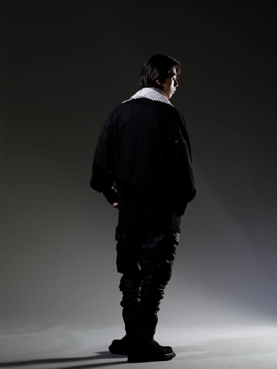 Julius 2023SS - Styling with large sized scarves with the season's theme graphics - 807CUM4-Black(Cotton Sweat Damaged Pullover Plaster) 817STU1-offwhite(Printed Silk Stole Off White) 819PAM4(Lamb Leather Gas Mask Skinny Pants) 807FWM1(Cow Velor Lace Up Combat Boots) - 1-004