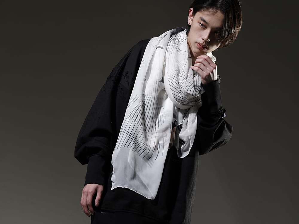 Julius 2023SS Adding casualness by using a crew neck sweatshirt with seasonal graphics as an innerwear - 807CUM4-Black(Cotton Sweat Damaged Pullover Plaster) 817STU1-offwhite(Printed Silk Stole Off White) - 2-001