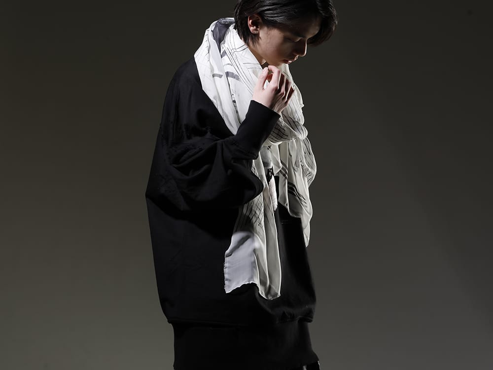 Julius 2023SS Adding casualness by using a crew neck sweatshirt with seasonal graphics as an innerwear - 807CUM4-Black(Cotton Sweat Damaged Pullover Plaster) 817STU1-offwhite(Printed Silk Stole Off White) - 2-002