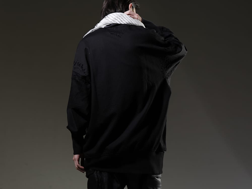 Julius 2023SS Adding casualness by using a crew neck sweatshirt with seasonal graphics as an innerwear - 807CUM4-Black(Cotton Sweat Damaged Pullover Plaster) 817STU1-offwhite(Printed Silk Stole Off White) - 2-003