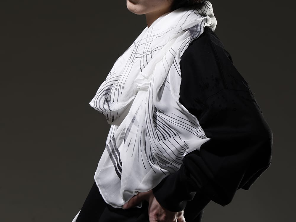 Julius 2023SS Adding casualness by using a crew neck sweatshirt with seasonal graphics as an innerwear - 807CUM4-Black(Cotton Sweat Damaged Pullover Plaster) 817STU1-offwhite(Printed Silk Stole Off White) - 2-005